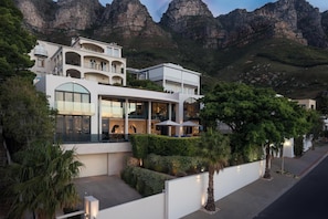 Exterior - Camps Bay Luxury 5 Star 5 Bed w Gym Majestic Villa (Cape Town)