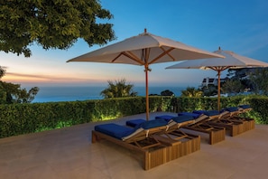 Terrace/patio - Camps Bay Luxury 5 Star 5 Bed w Gym Majestic Villa (Cape Town)