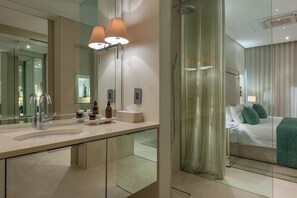 Dusche, Haartrockner, Handtücher, Shampoo