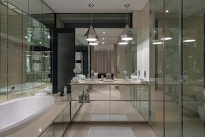 Dusche, Haartrockner, Handtücher, Shampoo
