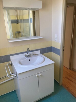 Bathroom - Vrbo Property (Castelnau-de-Mandailles)