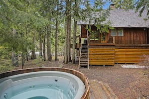 A wooden cabin with a hot tub, surrounded by trees. - Holzhutte - Mid-century alpine retreat - Hot tub (Government Camp)