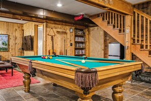 Games room - Holzhutte - Mid-century alpine retreat - Hot tub (Government Camp)