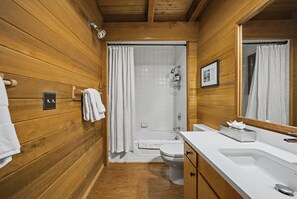 Shower, hair dryer, towels, shampoo - Holzhutte - Mid-century alpine retreat - Hot tub (Government Camp)