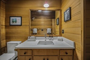 Douche, sèche-cheveux, serviettes fournies, shampoing