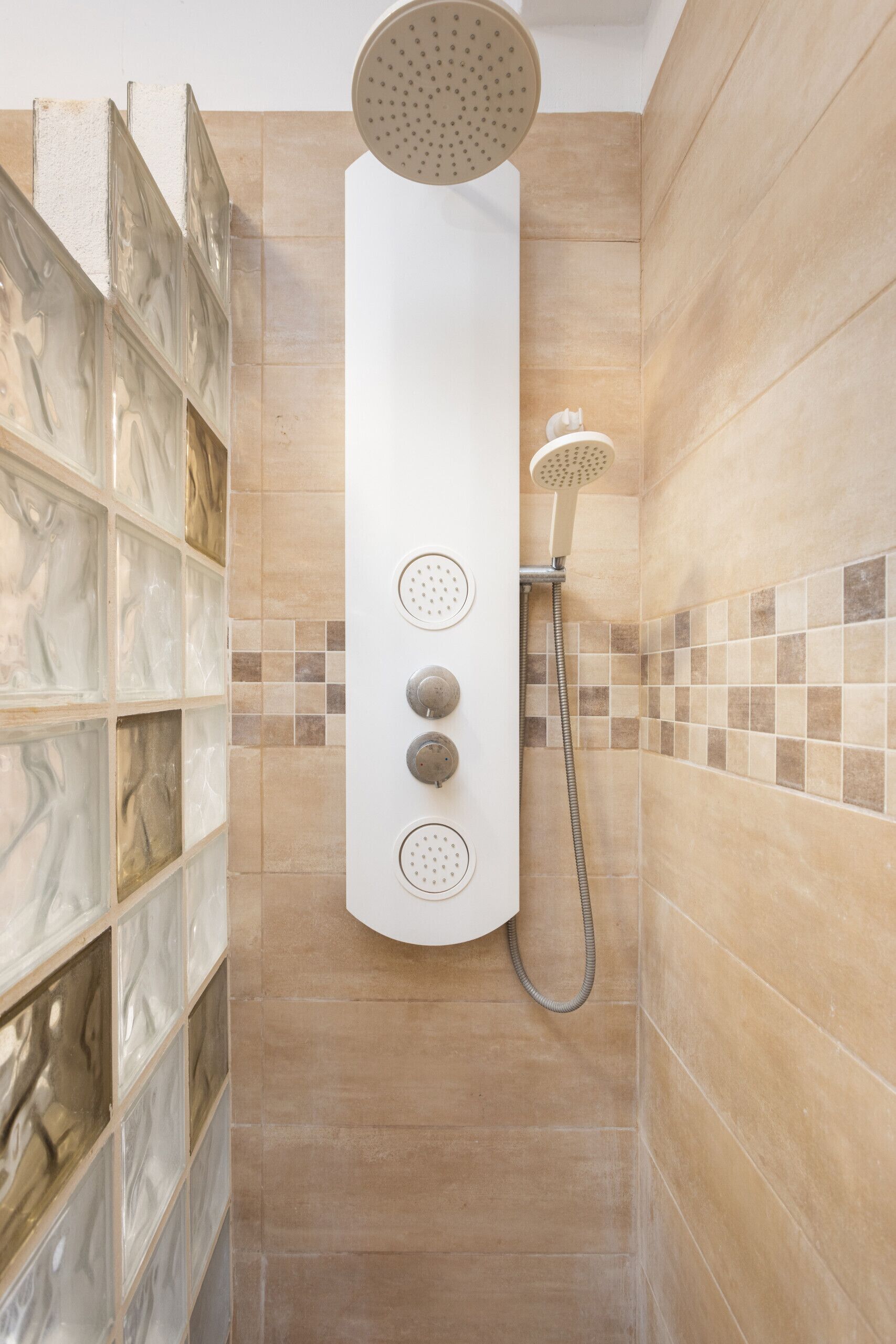 Bruser, hårtørrer, bidet, håndklæder