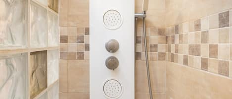 Bruser, hårtørrer, bidet, håndklæder