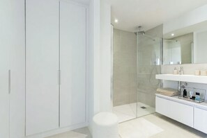 House - Luxury 3-bedroom Skyline Apartment in Higueron (Fuengirola)