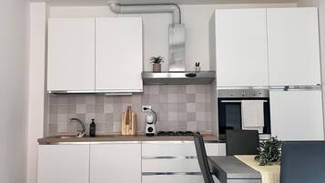 Un four, surface de cuisson, lave-vaisselle