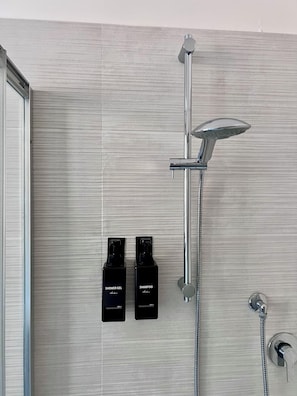 Bruser, hårtørrer, bidet, håndklæder