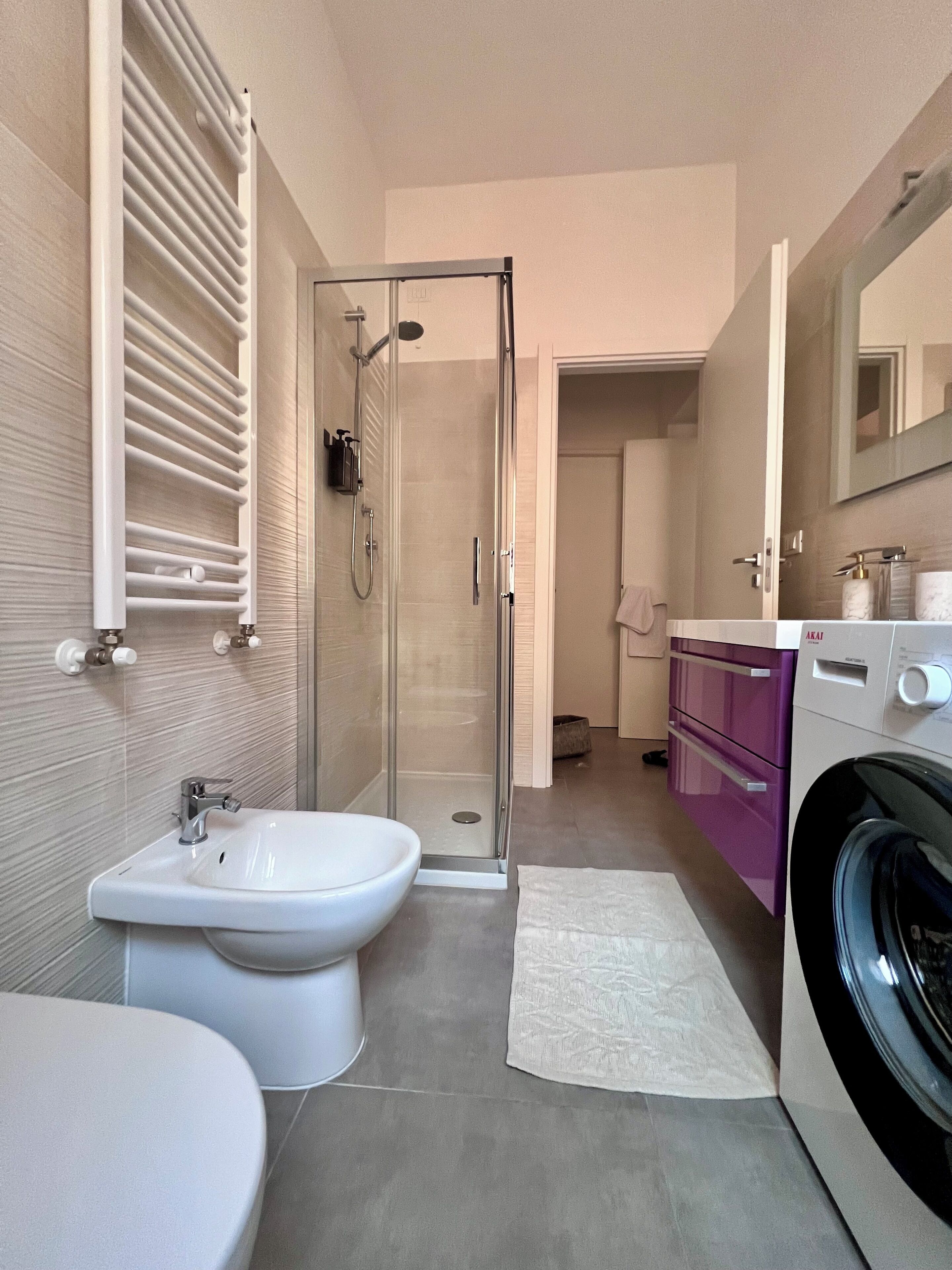 Douche, sèche-cheveux, bidet, serviettes fournies