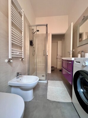 Doccia, asciugacapelli, bidet, asciugamani