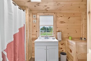 Dusj, hårføner, håndklær og såpe