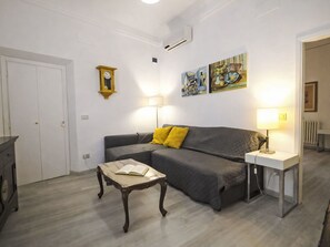 Living area - Nice apartment for 4 people with A/C, WIFI and TV (Florence)