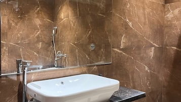 Quarto casal luxo | Banheiro | Secador de cabelo, chinelos, toalhas de banho, sabonete