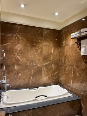 Superior Suite | Bathroom