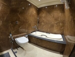 Superior Suite | Bathroom