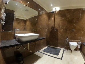 Deluxe Double or Twin Room | Bathroom - Median Inn (Nagpur)