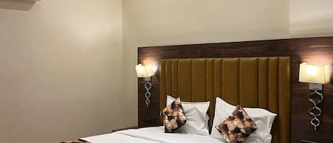 Deluxe Double Room | Iron/ironing board, free WiFi