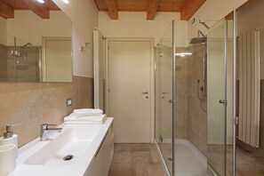Douche, sèche-cheveux, bidet, serviettes fournies