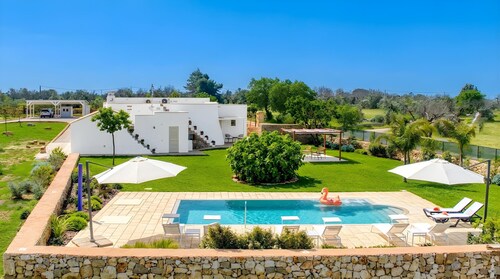 Wunderschöne Designvilla mit Pool und Garten