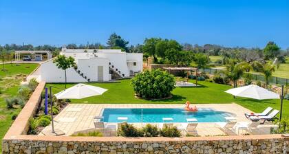 Wunderschöne Designvilla mit Pool und Garten