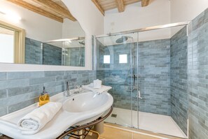 Shower, bidet - Quiet countryside mansion with large pool & garden (Ugento)
