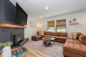TV - Convenient 3BD w/ Hot Tub | Huge Yard + Near TOWN! (Sevierville)