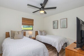 3 bedrooms, desk, iron/ironing board, travel cot - Convenient 3BD w/ Hot Tub | Huge Yard + Near TOWN! (Sevierville)