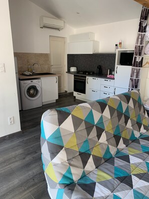 Interior - Holiday Home 'Studio Cosy Avec Mezzanine Et Terra' with Shared Pool, Wi-Fi and Air Conditioning (Mallemort)