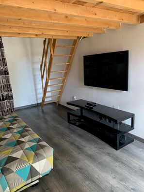 Room - Holiday Home 'Studio Cosy Avec Mezzanine Et Terra' with Shared Pool, Wi-Fi and Air Conditioning (Mallemort)