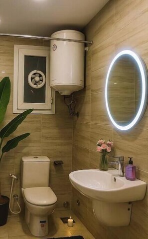 Shower, hair dryer, bidet, towels - Calm & Classy Central Retreat – Dreamland Living Near Pyramids (Giza Governorate)