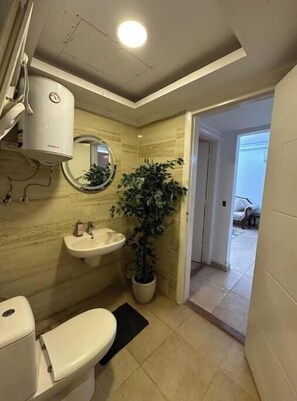 Shower, hair dryer, bidet, towels - Calm & Classy Central Retreat – Dreamland Living Near Pyramids (Giza Governorate)