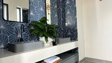 Shower, hair dryer, bidet, towels
