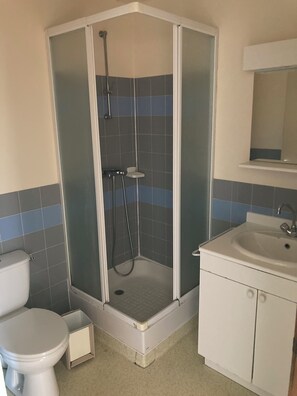 Bathroom - Vrbo Property (Castelnau-de-Mandailles)