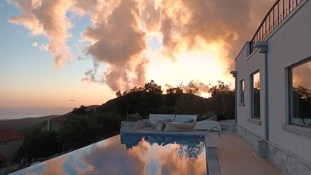 Une piscine extérieure moderne offrant une vue dégagée sur le ciel et le paysage environnant.