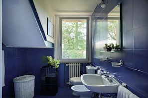 Dusche, Haartrockner, Bidet, Handtücher