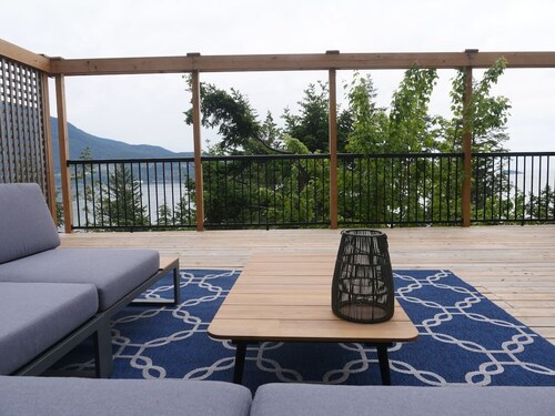 Exclusive 2-bdrm ocean & mountain view suite