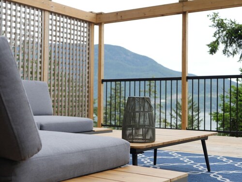 Exclusive 2-bdrm ocean & mountain view suite
