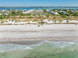 Ein Küstenresort mit Strandhäusern, einem Pool und freiem Blick auf den Ozean.