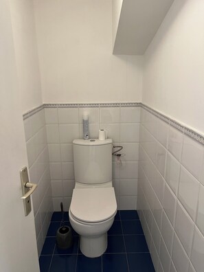 Een douche, een bubbelbad, toiletpapier