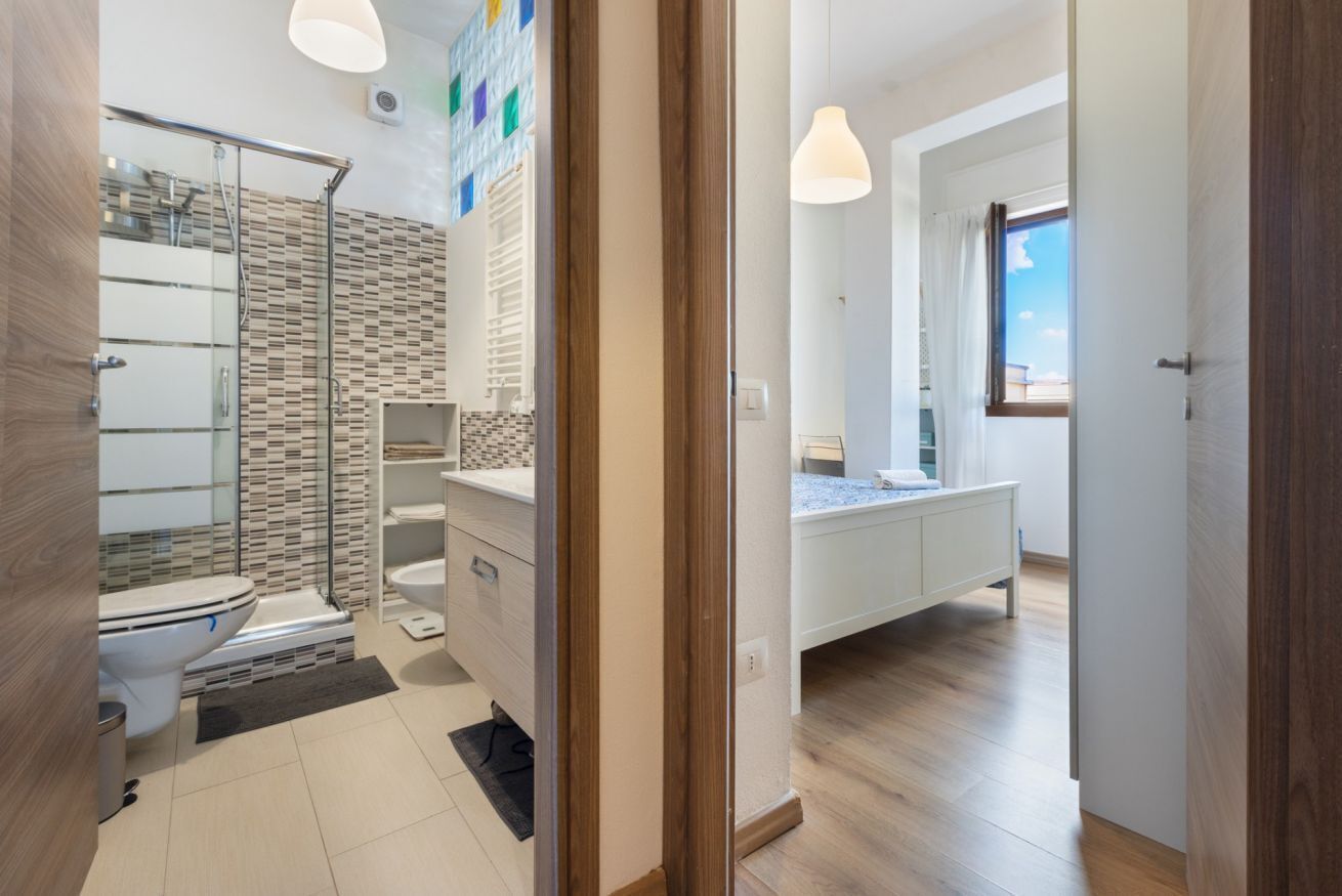 Shower, bidet, towels