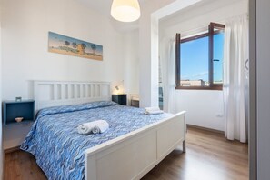 1 habitación y tabla de planchar con plancha 