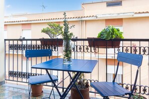 Outdoor dining - Bright and welcoming 50 square meters apartment, perfect for two people, located on the second floor of a building without an elevator.The property is located in a quiet area of ​​Quartu Sant'Elena, well-served by amenities such as restaurants, bars, (Quartu Sant'Elena)