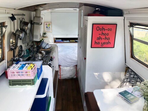 Cute & Cosy Tiny Canal Boat in Little Venice