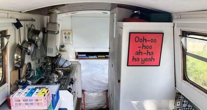 Cute & Cosy Tiny Canal Boat in Little Venice