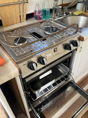 Oven, stovetop, electric kettle, cookware/dishes/utensils