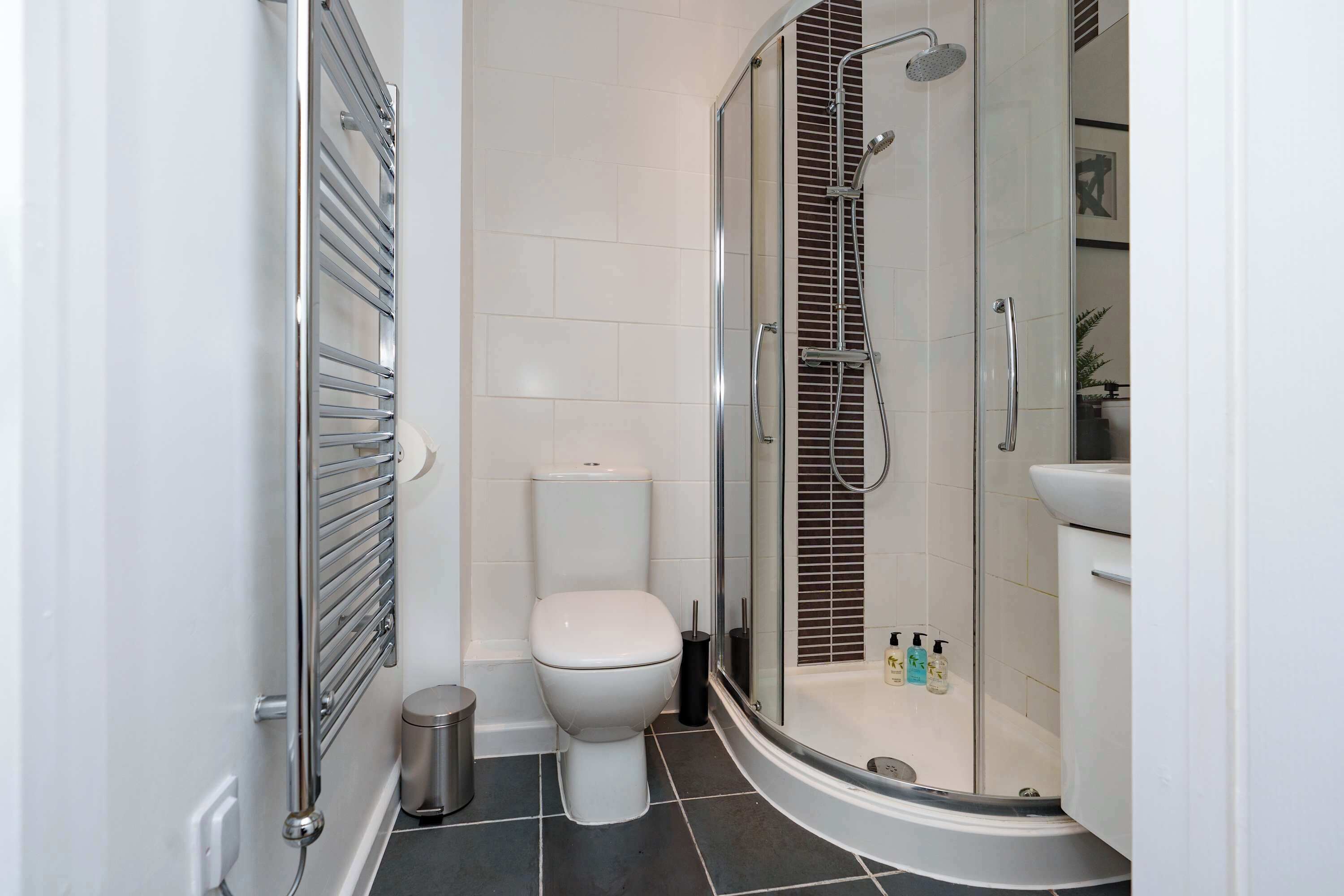 Douche, serviettes fournies, shampoing