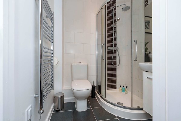Douche, serviettes fournies, shampoing