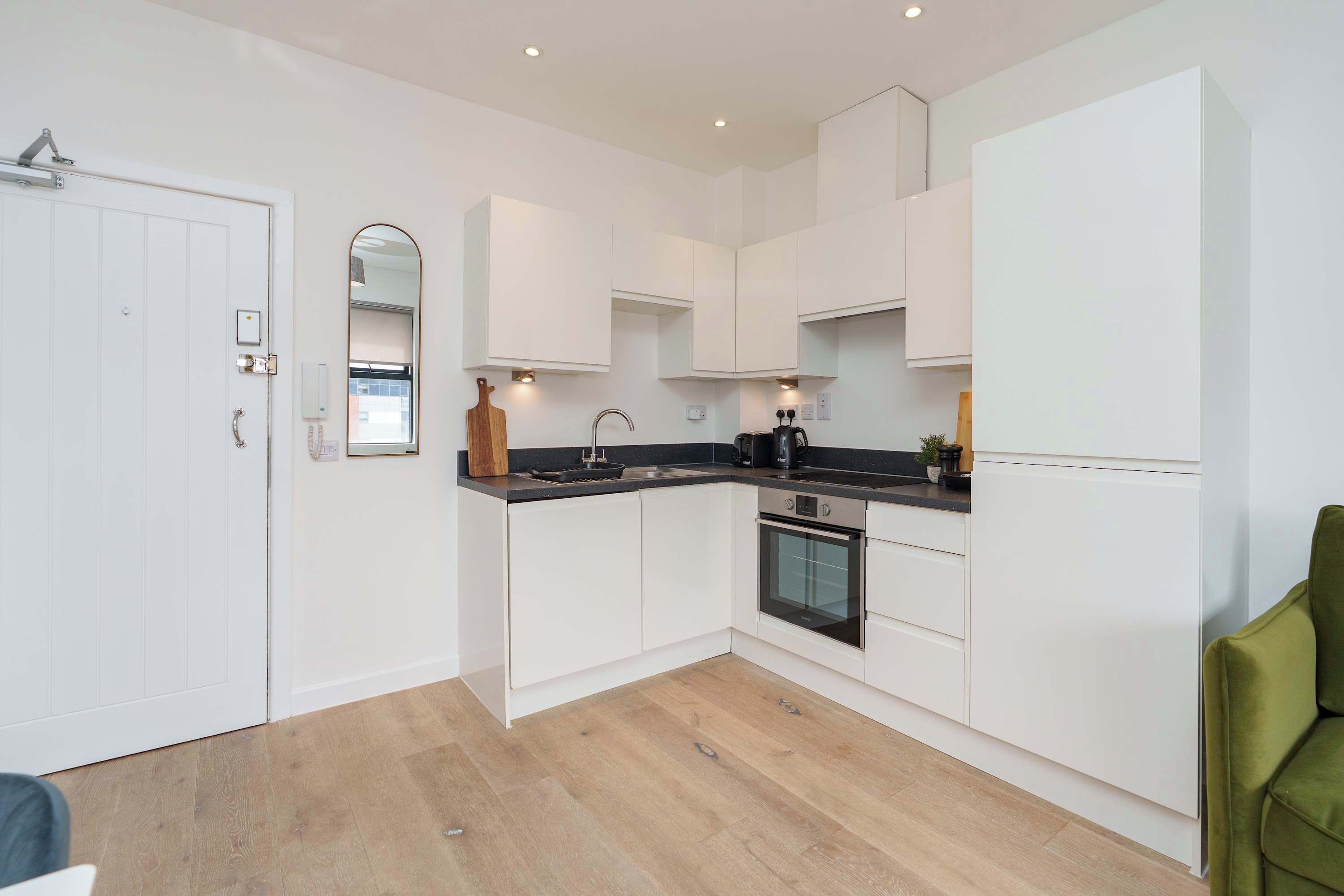 Fridge, oven, stovetop, electric kettle